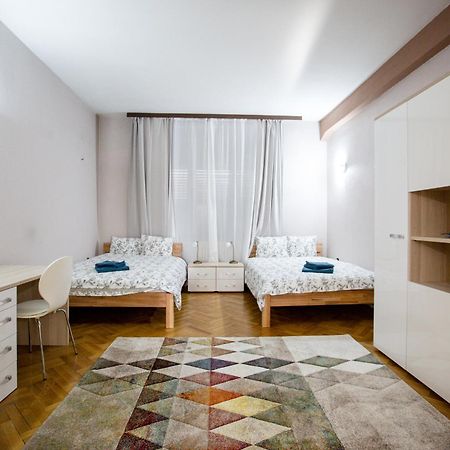 Spacious City View Apartment With Balcony Bucarest Extérieur photo